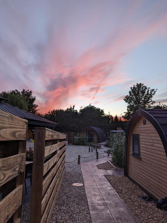 Peacock Lake Glamping Villa Nottingham Exterior photo