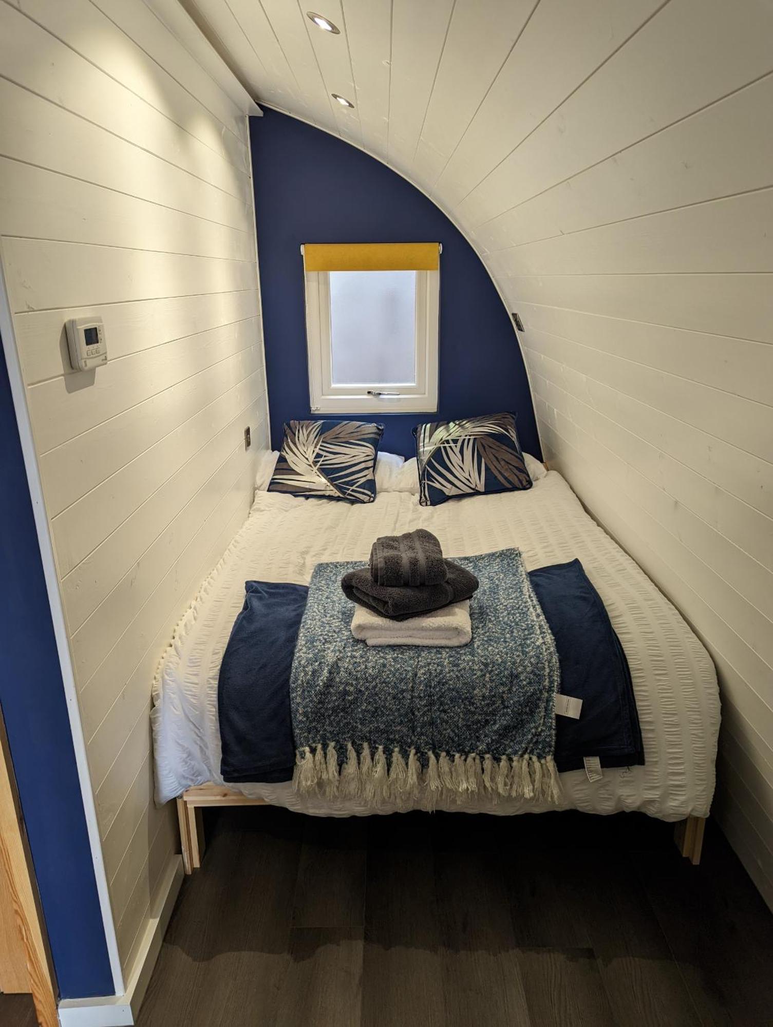 Peacock Lake Glamping Villa Nottingham Room photo